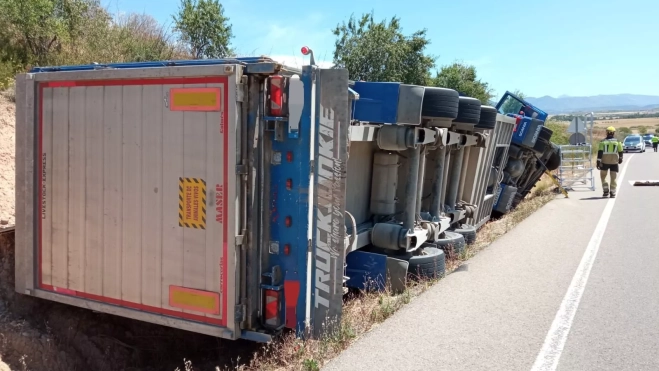 Imagen del camión que ha volcado entre Quinzano y Loscorrales.