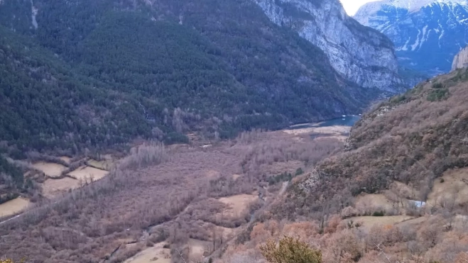 Presa de Plandescún a la derecha y parte de campos anegados.