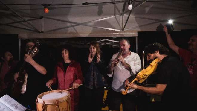 Los zaragozanos Almagato en la carpa de la barra. Foto Sonia Gracia