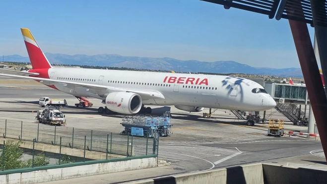 Avión que se ha ido con el equipaje pero sin los pasajeros Fernando y Elena