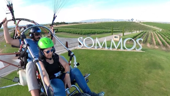 Imagen de la experiencia enoturistica con paramotor de la Bodega Sommos. 