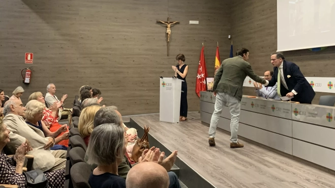 Borja Goyeneche durante la entrega en un acto celebrado en la CUIE