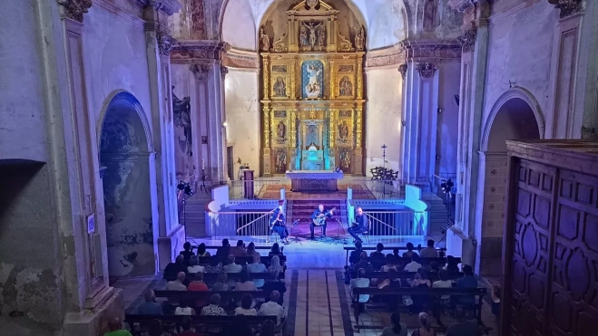 Trío Alma en el imponente templo de Pertusa