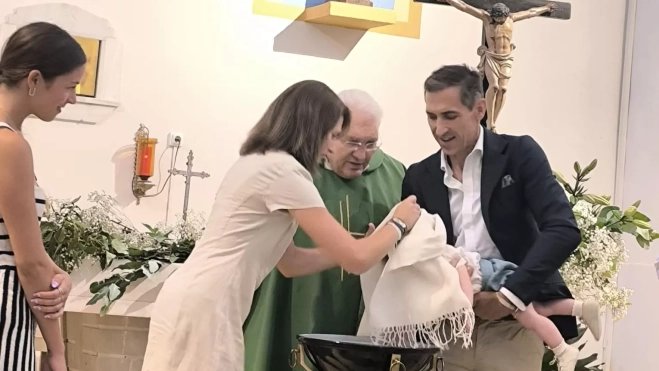 Carlota, Tomás de Orante, Tomás Luna y el padre Rafael Samper en la iglesia de Loporzano