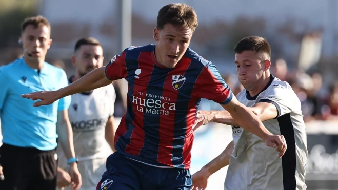 Kortajarena conduce un balón en el choque ante Osasuna Foto SDH