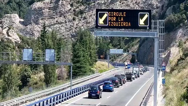 Uno de los carriles ha sido habilitado para el paso.