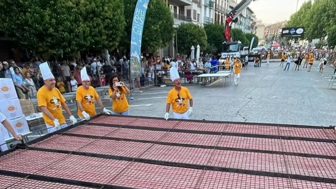 Imagen de la parrilla, de 25 metros cuadrados, llena de 1.000 kilos de longaniza de Graus..