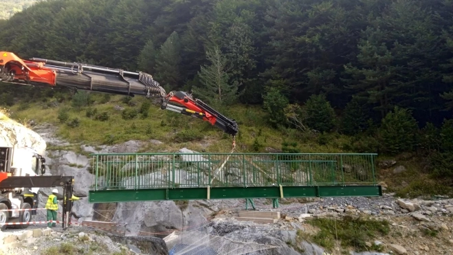 Trabajos realizados para la instalación del puente sobre el Cinca.