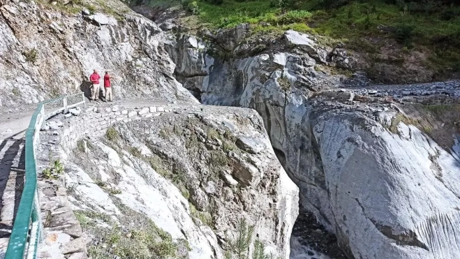 El anterior puente fue arrastrado por la fuerza del agua y las piedras tras una virulenta tormenta.