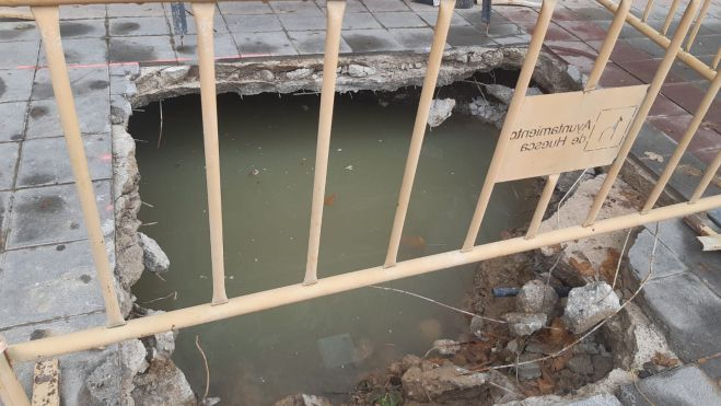 Una acera abierta por el ayuntamiento con abundante agua hasta muy arriba.