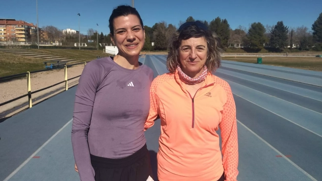 Irene Sánchez-Escribano (izquierda) con Carmen Larré (derecha) en las pistas de Huesca.