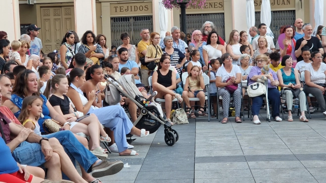 Ensayo general de la Comparsa de gigantes, cebezudos y caballicos de Huesca. Foto Myriam Martínez 