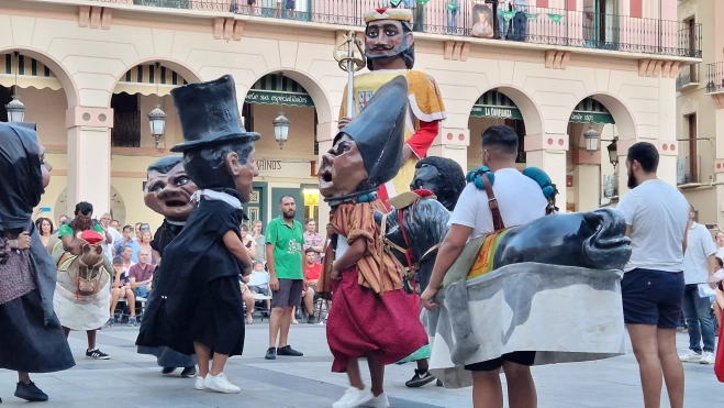 Ensayo general de la Comparsa de gigantes, cebezudos y caballicos de Huesca. Foto Myriam Martínez 