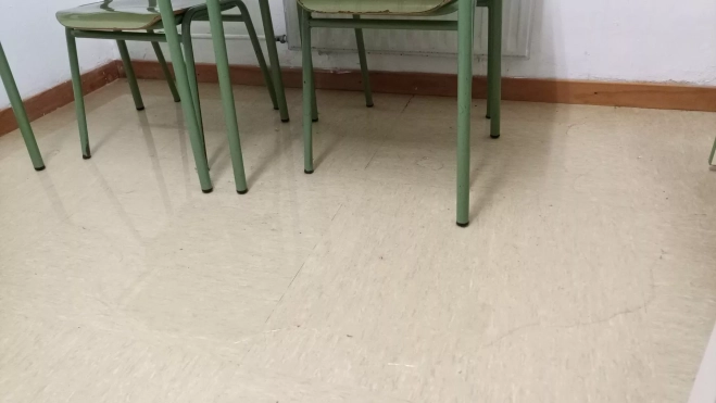 Un gran charco de agua en un aula, el curso pasado, después de una tormenta.