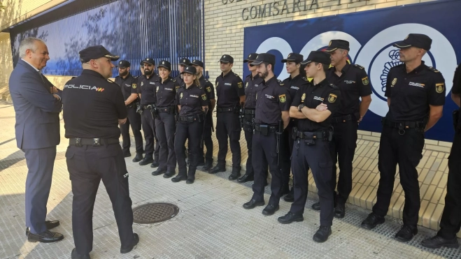 Campo y Ascaso dan la bienvenida a los nuevos agentes.