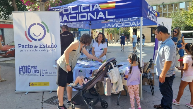 Punto informativo de la Policía Nacional y la Oficina Viogén. Foto Myriam Martínez