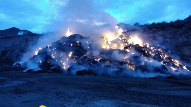 Imagen del fuego que ha afectado a pacas de alfalfa en Tamarite de Litera.