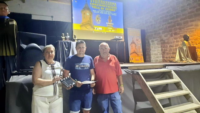 La maestra de ceremonias, Marisa Latorre, el alcalde de Ayerbe, Antonio Biescas, y el director del festival, Alejandro Salcedo.