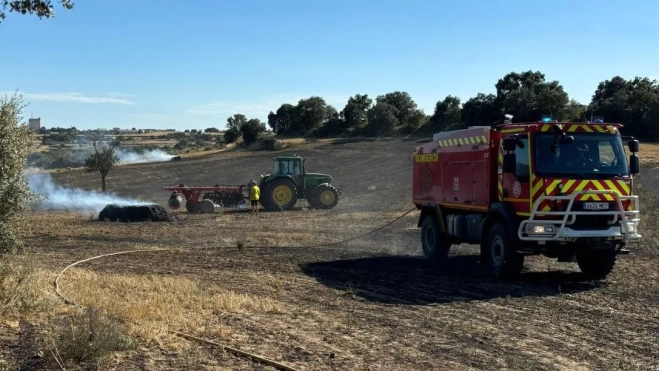 Labores de extinción del incendio declarado en un campo de Angüés.