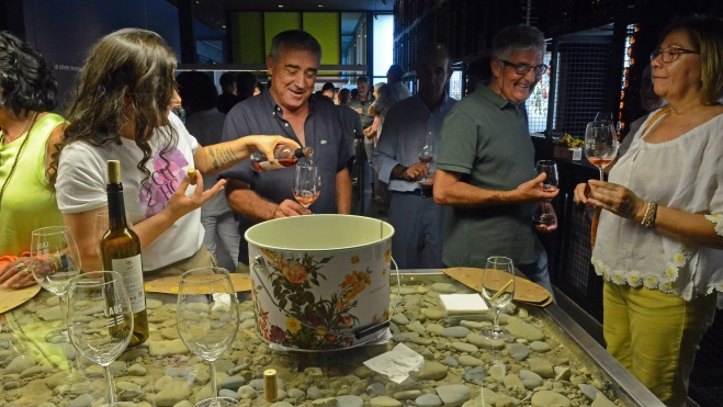 Cata durante la visita a la Bodega Laus.