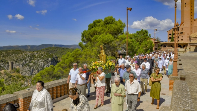 Procesión hacia la ermita con la imagen peregrina de la Virgen de Torreciudad.