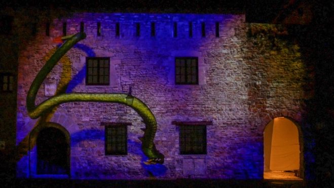 El dragón Pentafuria abre el video mapping cruzando la fachada del ayuntamiento. Foto Osole Visual