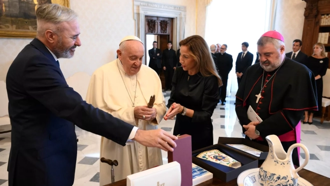 Entrega de obsequios al pontífice