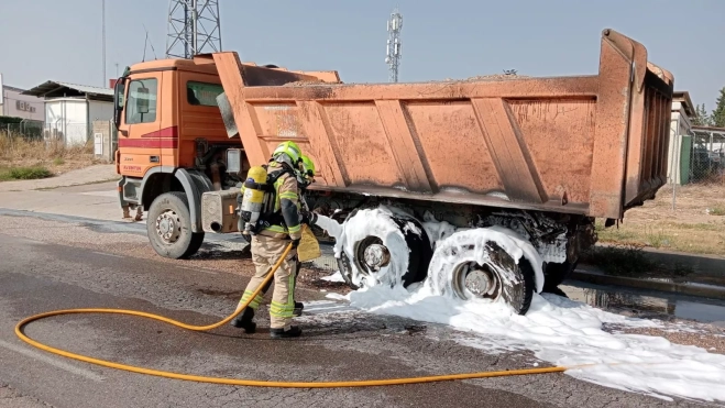 Intervención de los bomberos para sofocar el fuego en el vehículo afectado.