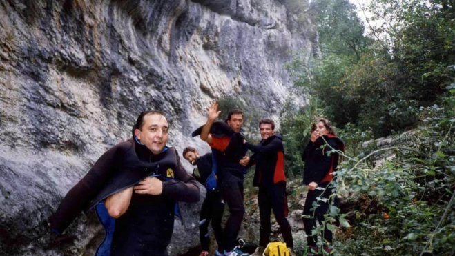 El entonces cabo Fernández Cervera, levantando la mano