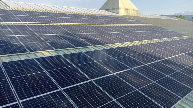 Instalación fotovoltaica en el pabellón polideportivo de Aínsa.