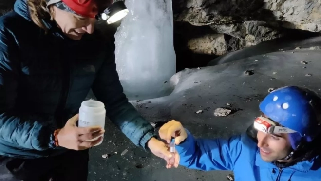 Reyes Giménez y Mario Bielsa toman muestras de hielo. Foto David Serrano