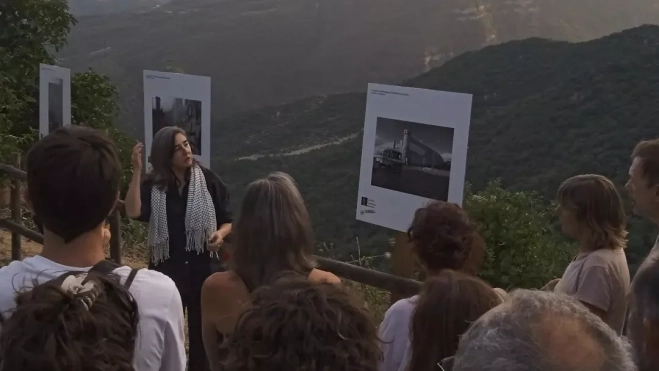 Sandra en la exposición con imágenes de Gaza y Cisjordania.