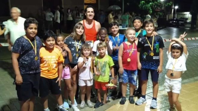 Los niños de las carreras infantiles con Eliseo Martín. Los niños de las carreras infantiles con Eliseo Martín.