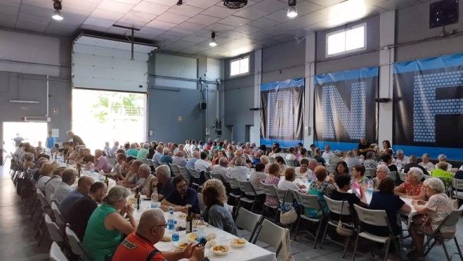 La paella ha reunido a decenas de personas en torno a la mesa.