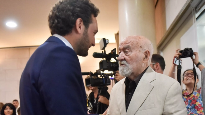 Isaac Claver junto a Carlos García en el último pleno de investidura