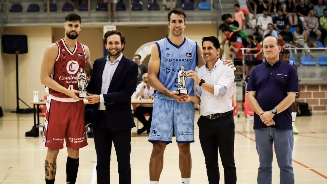 Isaac Claver, presidente de la DPH; y Eliseo Martín, concejal de Deportes del Ayuntamiento de Monzón, entregan un "templario" a los capitanes de ambos equipos en reconocimiento a su visita a la ciudad. Foto: Casademont Zaragoza Isaac Claver, presidente de la DPH; y Eliseo Martín, concejal de Deportes del Ayuntamiento de Monzón, entregan un "templario" a los capitanes de ambos equipos en reconocimiento a su visita a la ciudad. Foto: Casademont Zaragoza