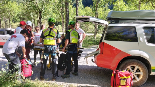 Colaboración de voluntarios de Cruz Roja en una atención.