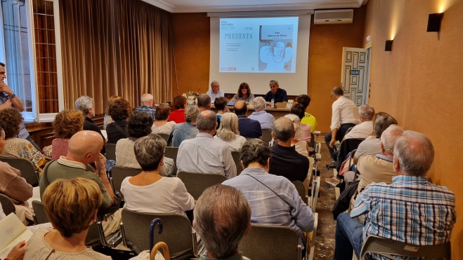  Presentación del libro de Ana Giménez Beltrán sobre Ana Abarca de Bolea, en el IEA con el salón de actos abarrotado. Foto Myriam Martínez.