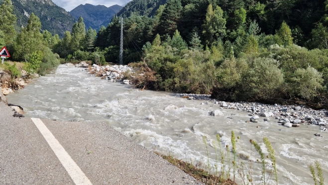 Estado de la A-138 donde el agua se ha llevado uno de los carriles.