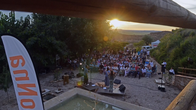 Público asistente al concierto de Judit Nedderman en la Fuente de los Recuerdos de Fraella Público asistente al concierto de Judit Nedderman en la Fuente de los Recuerdos de Fraella