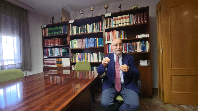 El presidente del Colegio de Procuradores de Huesca durante la entrevista.