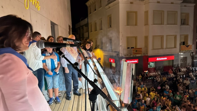 Lanzamiento del chupinazo que da inicio a las fiestas de Binéfar.