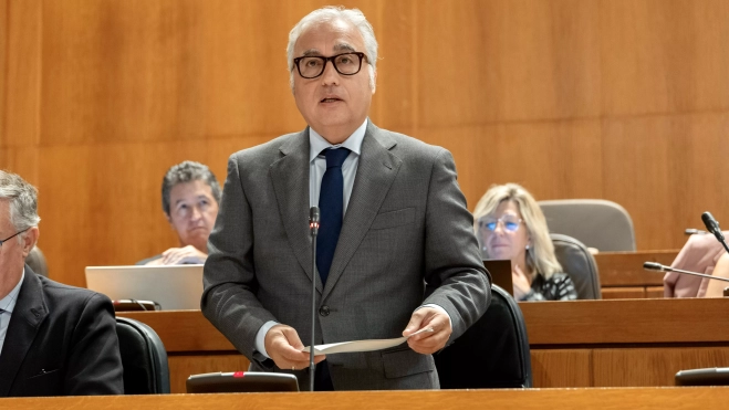 El consejero de Agricultura en las Cortes de Aragón.