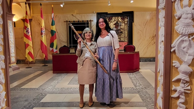 Conchita Puyalto y Lorena Orduna con el Bordón.