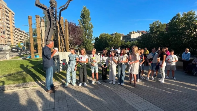 Alumnos del colegio Santa Ana se han sumado a la ofrenda.