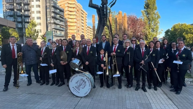 Banda Municipal La Lira que ha interpretado los himnos a Costa y Monzón.