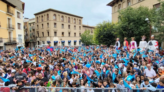 Pañoletas azules ondenando en el inicio de las fiestas de Monzón.