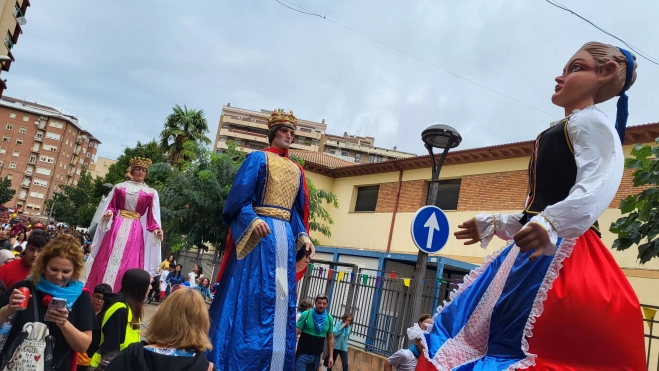 Los gigantes de Monzón en el recorrido por las calles tras el codetazo infantil.