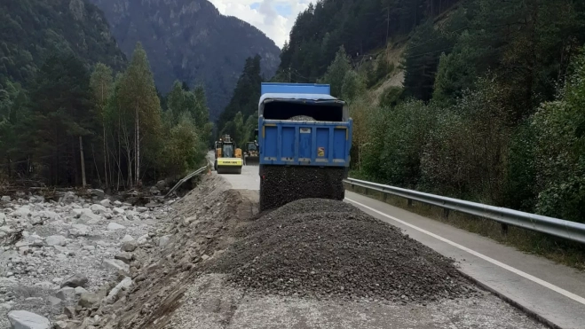 Trabajos para la reapertura de un carril como paso provisional al túnel de Bielsa.