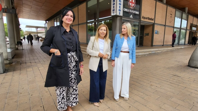 Lorena Orduna, Ana Alós y Melania Mur ante la estación de Huesca.